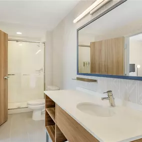 Guest room bath