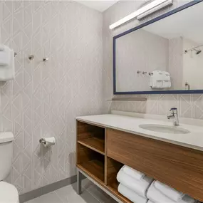 Guest room bath