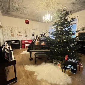 unser weihnachtlich geschmückter Klaviersalon