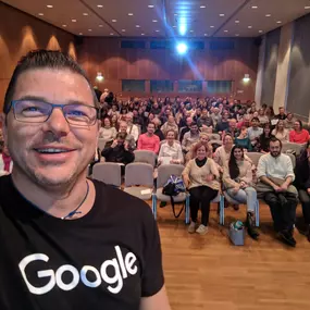 Abschluss Selfie mit glücklichen Teilnehmern von meinem Ersten Google Ads Power Seminar in Stuttgart.