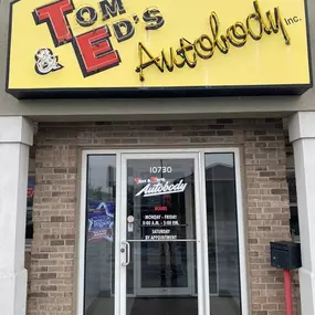 Tom & Ed's Autobody in Crown Point – Storefront Main Entrance Signage at Tom & Ed's Autobody