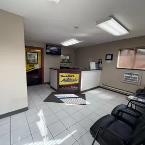 Tom & Ed's Autobody in Burns Harbor – Front Office Waiting Area at Tom & Ed's Autobody