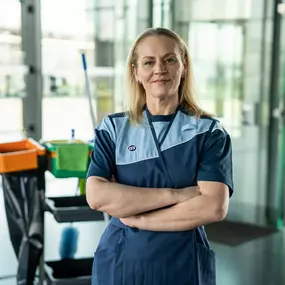 ISS bietet ein einzigartiges und vielfältiges Leistungsportfolio für Bürogebäude, Produktionsstandorte, Gesundheitseinrichtung und Flughäfen in den Bereichen Reinigung und Hygienelösungen, Gebäudetechnik, Betriebsverpflegung & Catering sowie Sicherheitslösungen & Support Services.