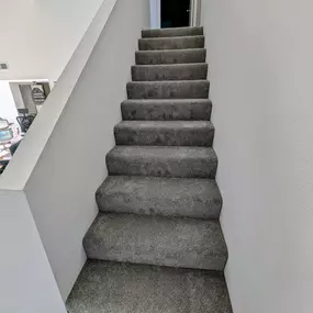 This newly installed staircase carpet showcases the expert craftsmanship of Straight Edge Flooring, your trusted flooring contractor for quality carpet installation. Visit Straight Edge Flooring, the top flooring store, to explore a wide range of flooring options for your home.