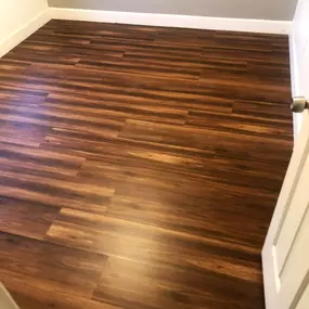 This beautifully installed dark wood LVP flooring showcases the quality craftsmanship of Straight Edge Flooring. As your trusted flooring contractor, we deliver top-notch flooring installation for homes and businesses alike.