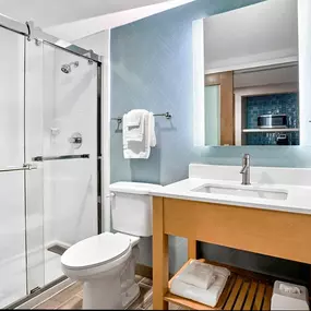 Guest room bath