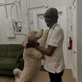 Lucy welcomes a special visitor from South Florida! Thanks for stopping by @berniecarragent ????