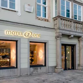 Hotel Motel One Linz-Hauptplatz - Exterior