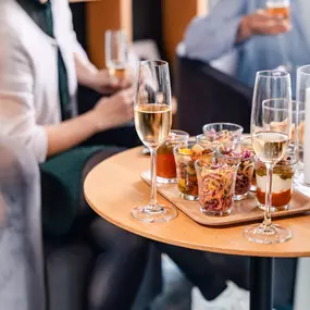 Ein Einblick in das hochwertige Catering-Angebot der Alten Stadtkasse Oldenburg. Auf einem modernen Tisch werden kreative Snacks und Getränke stilvoll präsentiert. Perfekt geeignet für Firmenevents, Hochzeiten und Networking-Veranstaltungen.