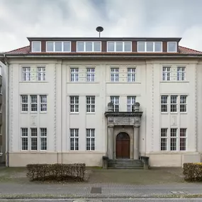 Die Alte Stadtkasse in Oldenburg ist eine repräsentative Eventlocation, die sich perfekt für Workspaces, Meetings und Events eignet. Das historische Gebäude mit seiner eleganten Fassade verbindet klassische Architektur mit modernen Nutzungsmöglichkeiten. Hier finden produktive Konferenzen, inspirierende Workshops und unvergessliche Feierlichkeiten wie Hochzeiten oder Firmenfeiern statt. Die Alte Stadtkasse bietet stilvolle Tagungsräume und flexible Coworking Spaces, die den individuellen Bedürfn