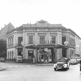 Eine historische Aufnahme der Tankstelle an der Rosentraße in Oldenburg. Die Architektur und die Fahrzeuge vermitteln ein authentisches Bild der Vergangenheit der Stadt.