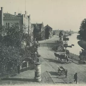 Das historische Foto zeigt die Staulinie in Oldenburg, eine malerische Straße entlang des Hafens mit Blick auf das Stadtbild und den Wasserlauf. Dieses beeindruckende Bild veranschaulicht die Geschichte und den Charme der Stadt. Die Alte Stadtkasse, ein zentral gelegenes Gebäude in Oldenburg, verbindet den historischen Charakter der Umgebung mit modernen Möglichkeiten für Coworking, Meetings und Events. In unmittelbarer Nähe zu diesem nostalgischen Bereich gelegen, bietet die Alte Stadtkasse vie