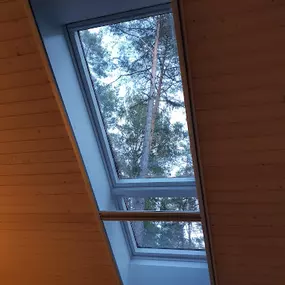 Ein Dachfenster mit einem modernen Verdunkelungsplissee, ideal für Schlafzimmer oder Arbeitsräume, um Blendung und Lichteinfall zu kontrollieren.