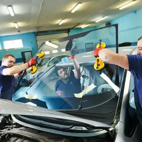 Zuverlässiger Service: Wir wechseln Ihre Frontscheibe
Die Frontscheibe Ihres Fahrzeugs ist den äußeren Einflüssen am stärksten ausgesetzt. Unachtsamkeit kann dazu führen, dass sich aus einem kleinen Steinschlag ein Riss bildet, der nicht mehr repariert werden kann. Kommen Sie deshalb so bald wie möglich vorbei, sobald Sie einen Schaden bemerken. Wir kümmern uns um den Austausch.