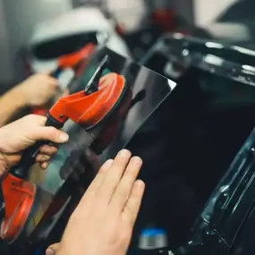 Wir tauschen Ihre Heckscheibe aus und sorgen für mehr Sicherheit!
Wir sind die beste Wahl, wenn es um eine schnelle und kostenlose Heckscheibenreparatur geht. Unsere qualifizierten Techniker tauschen Ihre Heckscheibe innerhalb von 24 Stunden aus, damit Sie schnellstmöglich wieder mobil sind.