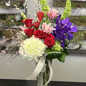 Make any day extra special with a floral arrangement from Donato’s Floral! Visit our Maple Grove shop and spread the love! ????????