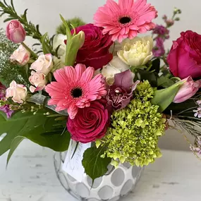 Handcrafted, fresh, and beautiful—Donato’s Floral is your go-to for stunning bouquets! Stop in today at Maple Grove! ????