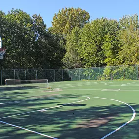 Community basketball and tennis courts at Shaker Run apartments in Colonie NY