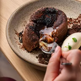 Fondant au chocolat et tahini, glace à l'anis vert