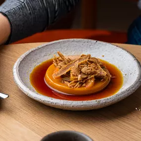 Crème caramel à la noix de coco, feuille de keffir au soja, pain d'épice