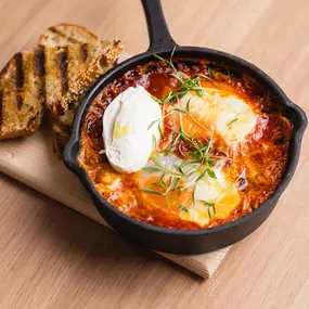 Shakshuka, œufs braisés, pain au levain grillé, labneh