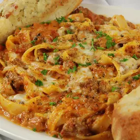 Spice up your life with our Chipotle Pasta! Sausage, pepperoni, ground beef, mozzarella cheese and chipotle cream sauce all tossed with perfectly cooked pasta. Served with garlic bread. Order ahead: https://flancers.com #PastaLover #ComfortFood