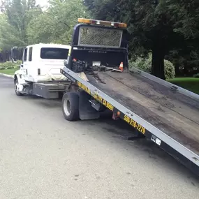 At King Bithal Towing, we specialize in comprehensive towing services designed to meet your needs. Whether it's a short-distance tow or a more extensive requirement, we’re committed to delivering fast, professional, and dependable service at all times. Count on us to handle your towing needs with attention and care.