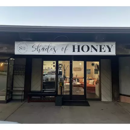 Logo fra Shades Of Honey Salon