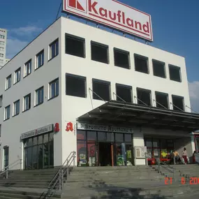 Aussenansicht der Bromelia-Apotheke am Kaufland