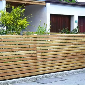 Holzzäune und Sichtschutzelemente_ Gartenbau Fischer GmbH | München