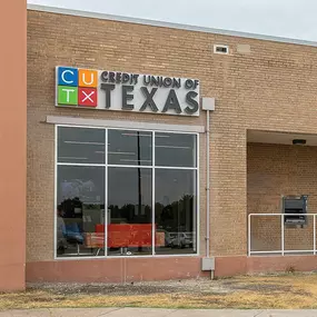 The front window, signage, and ATM at the CUTX branch at Berkner Highschool in Richardson, TX