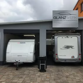 Wohnmobil- & Wohnwagen-Aufbereitung bei Glanzwerk – Perfekte Pflege für Reisen in Bestform
Glanzwerk bietet eine professionelle Reinigung und Aufbereitung für Wohnmobile und Wohnwagen. Ob intensive Außenreinigung, Politur oder Langzeitversiegelung – hier wird jedes Detail sorgfältig behandelt. Schmutz, Witterungsspuren und Ablagerungen werden entfernt, während der Lack geschützt bleibt. Perfekte Vorbereitung für die nächste Reise – jetzt Termin sichern!