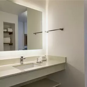 Guest room bath