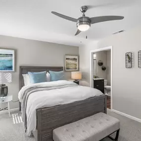 Large Main Bedroom with En-suite Bathroom and Closet