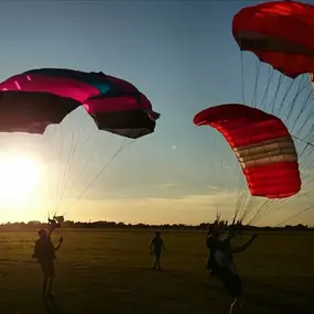 Bild von Parachutisme Laval – Saut en parachute - Sauts en Tandem & Formations PAC / OA