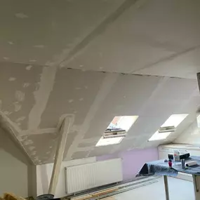 Das Bild zeigt den Aufbau einer Trockenbauwand mit Ständerwerk und Gipskartonplatten. Diese Bauweise ermöglicht flexible Raumaufteilungen und wird sauber, schnell und präzise umgesetzt.