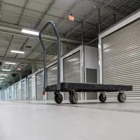 Lager365 ermöglicht einen sicheren und unkomplizierten Zugang zu den Lagereinheiten. Die moderne Selfstorage-Anlage ist mit breiten Gängen und Transporthilfen ausgestattet, um das Einlagern so bequem wie möglich zu gestalten.