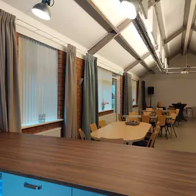 Aankleding kerkgebouw EGRH, Roderesch i.v.m. geluid, gordijnen met een hoge akoestische waarde
