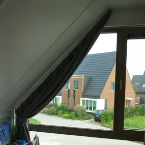 onderstaande foto's nieuwbouw project
Schuine gordijnen Links sluitend