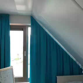 onderstaande foto's nieuwbouw project
Schuine gordijnen Rechts sluitend