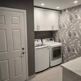 Elevate your space with elegance and texture! We have brought sophistication to this laundry room with stunning wallpaper, blending modern neutrals with tropical charm. The design creates a refreshing contrast to the sleek cabinetry and crisp white appliances, proving that even functional spaces can be effortlessly stylish. So, if you're looking for wallcoverings in Arizona, let The Wallpaper Co. help you find the perfect design to transform your space.
