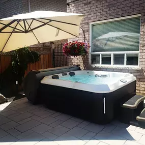 Bild von Jacuzzi Hot Tubs of the Triangle - BY APPOINTMENT ONLY