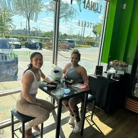 Two fitness trainers enjoying high protein, low fat meals made fresh at LunaFit Fresh.