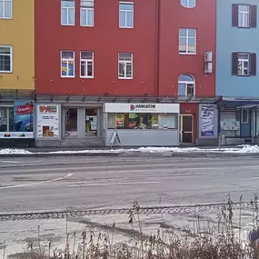 Hansaton Hörkompetenz-Zentrum Wiener Straße 40, Kapfenberg von der gegenüberliegenden Straßenseite kommend