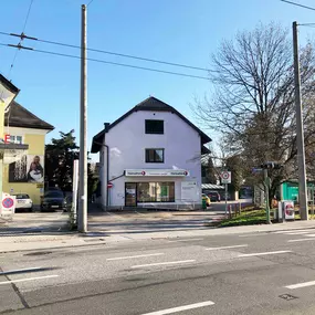 Hansaton Hörkompetenz-Zentrum Nonntaler Hauptstraße 63, Salzburg von der gegenüberliegenden Straßenseite kommend