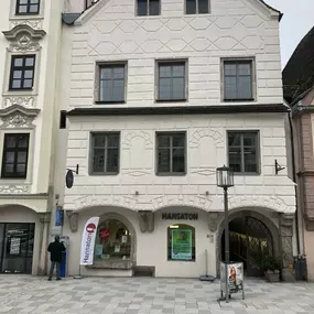 Hansaton Hörkompetenz-Zentrum Stadtplatz 33, Steyr von der gegenüberliegenden Straßenseite kommend