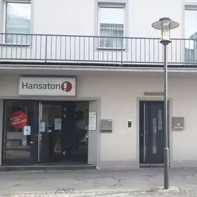 Hansaton Hörkompetenz-Zentrum Malserstraße 64, Landeck von der gegenüberliegenden Straßenseite kommend