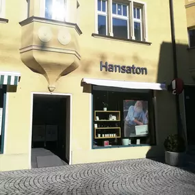 Hansaton Hörkompetenz-Zentrum Krippgasse 14, Hall in Tirol von der gegenüberliegenden Straßenseite kommend