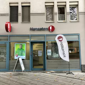 Hansaton Hörkompetenz-Zentrum Schulgasse 18, Dornbirn von der gegenüberliegenden Straßenseite kommend