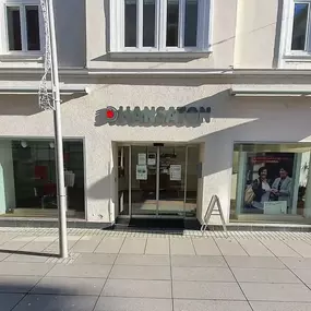 Hansaton Hörkompetenz-Zentrum Neunkirchner Straße 7, Wiener Neustadt von der gegenüberliegenden Straßenseite kommend